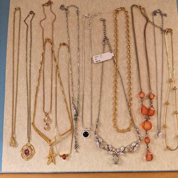 Lot of 12 Fashion Necklaces New to Like New Dainty/Small/Medium Mix - Picture 8 of 8